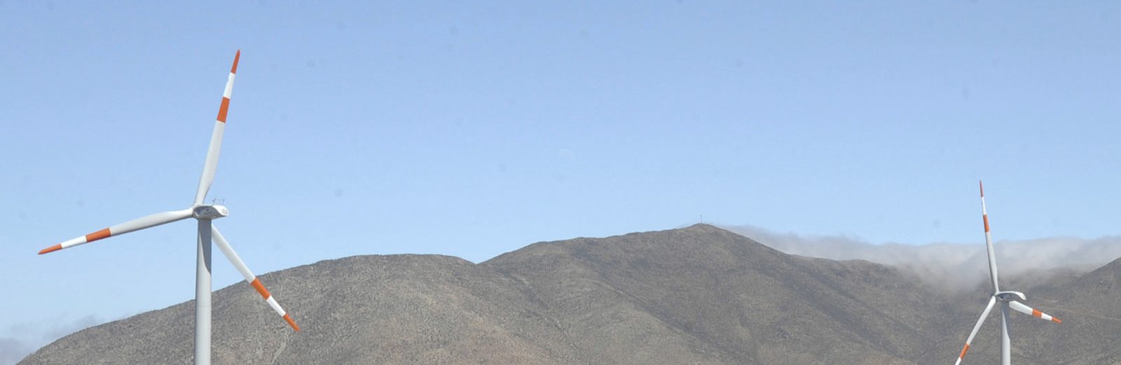 Aerogeneradores del Parque Eólico Punta Colorada sobre los lomajes semiáridos del predio, en La Higuera.